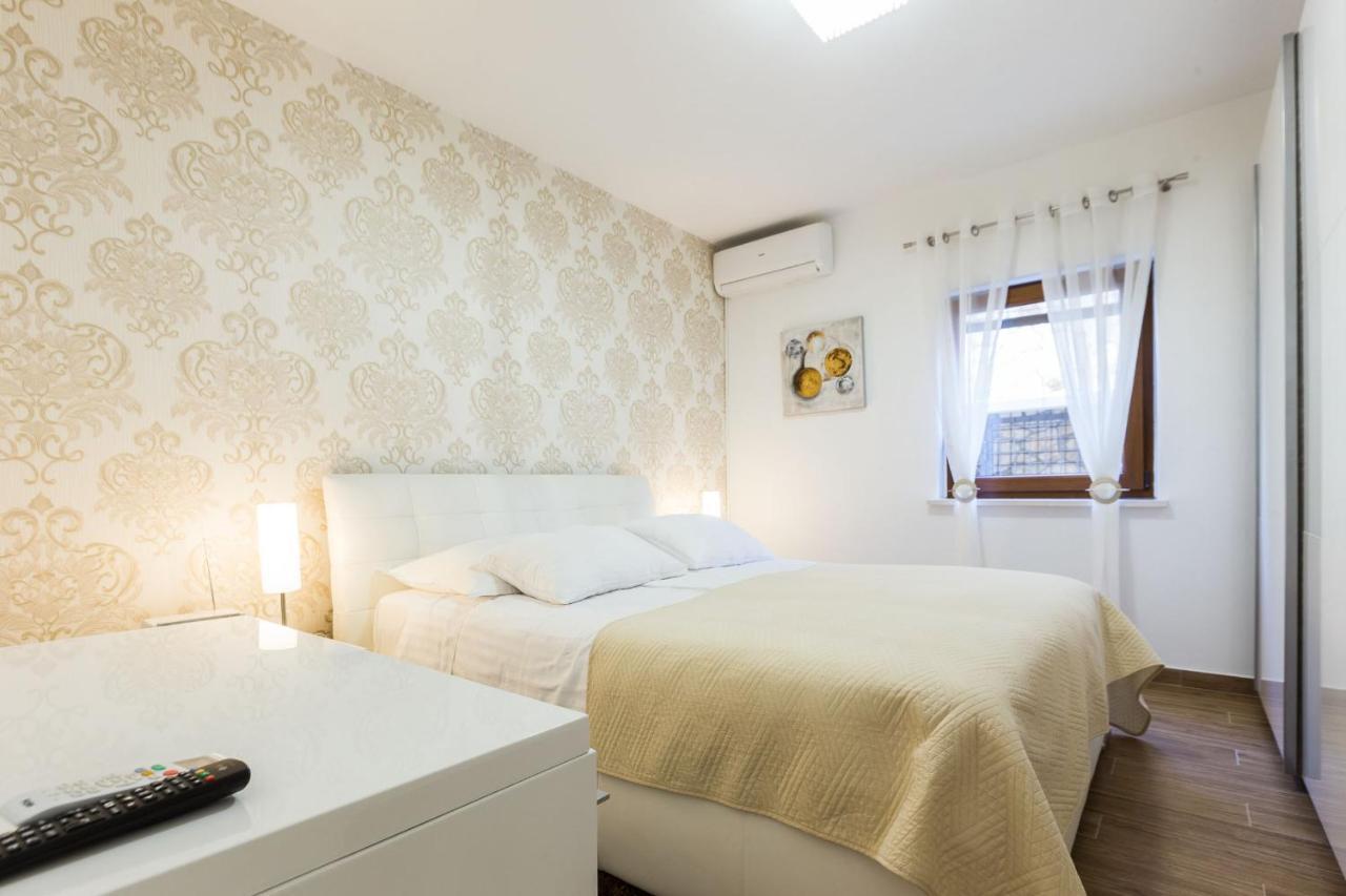 Villa Tina With Swimming Pool, Tennis Court, Games Room, Sauna, Gym, Bbq Policnik Exterior foto